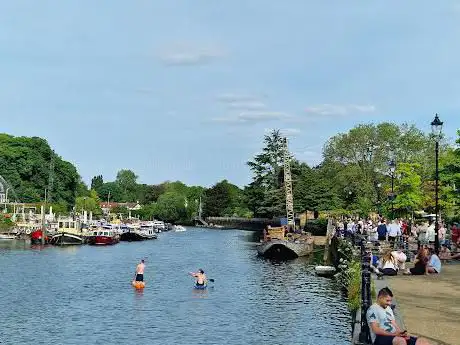 Photo de The Embankment - Twickenham