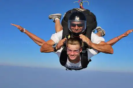 Photo de Tête en l'air parachutisme