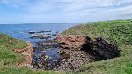 Photo de Red Cliffs in Berwick-upon-Tweed