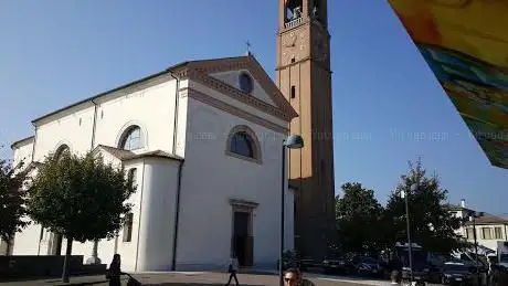 Photo de Church of Saints Martin and Lambert