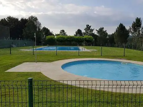 Photo de Piscinas e campo de fútbol de Soutopenedo