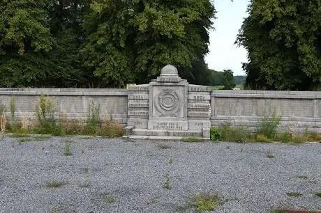 Oorlogsmonument en vrijheidsboom