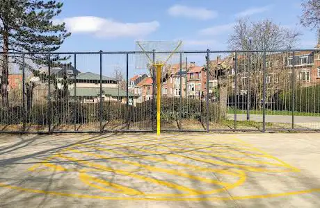 Terrain de basket-ball du parc Georges Henri