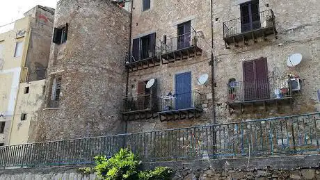 Photo de Semicircular Tower