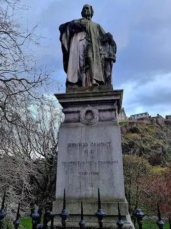 Photo de Statue of Thomas Guthrie