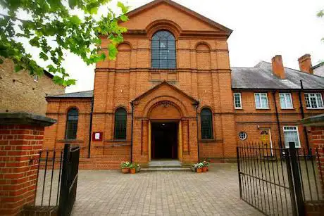 Photo de Sacred Heart RC Church Teddington