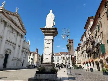 Photo de Piazza Libertà
