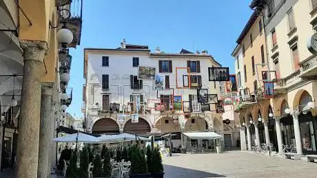 Photo de Piazza Delle Erbe / Piazza Cesare Battisti