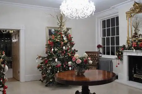 Essentially Christmas Decorating