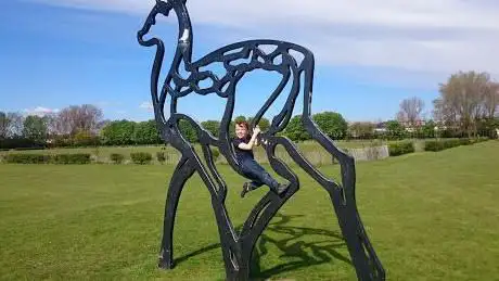 Photo de Deer Sculpture  Elthorne Park