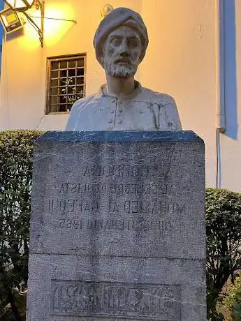 Photo de Statue of Al-Ghafiqi