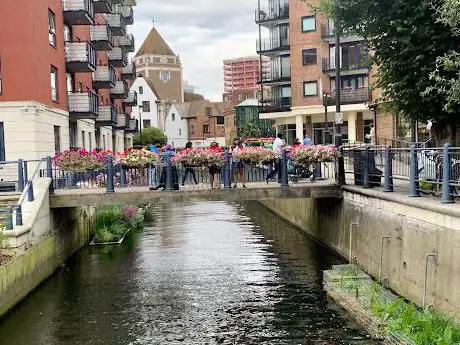 Photo de Riverside Promenade