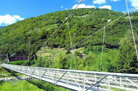 Photo de Ponte sospeso sul torrente Masino