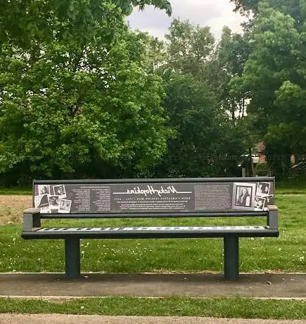 Photo de Nicky Hopkins Memorial Bench