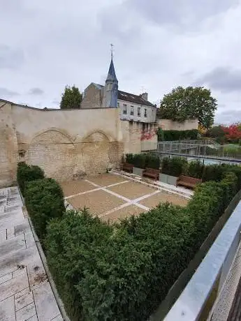 Photo de Jardin et vestiges de l'ancienne abbaye.