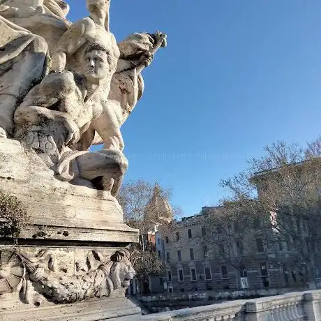 Photo de Statue of Jesus the Beggar