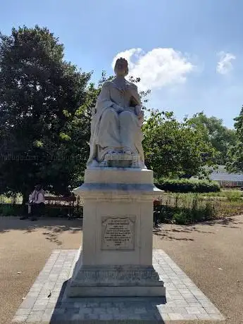 Queen Victoria Statue