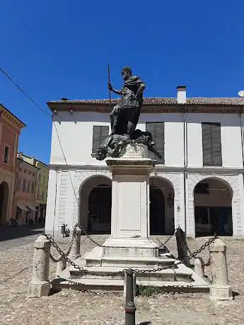 Photo de Statue of Ferrante I Gonzaga Guastalla