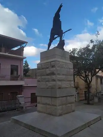 Piazza IV Novembre - Monumento ai Caduti