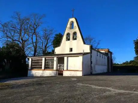 Photo de Iglesia y cementerio de Santiago de Pruvia
