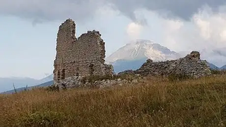 Photo de Ruderi della Grangia Cistercense di Santa Maria del Monte