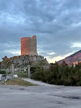 Photo de Isola delle femmine Torre di terra
