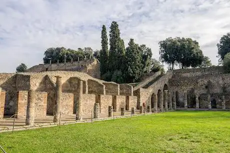 Photo de Quadriporticus of the theatres
