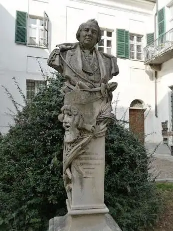Piazzetta Antonio de Curtis