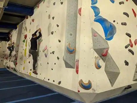 Photo de Arch Climbing Wall: Building One +