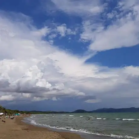 Photo de Spiaggia libera Saline Breschi