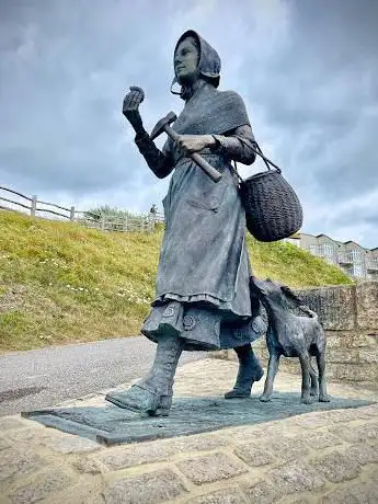 Photo de Mary Anning Rocks Statue