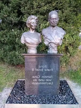 Büste von Fürst Franz Josef II und Fürstin Gina