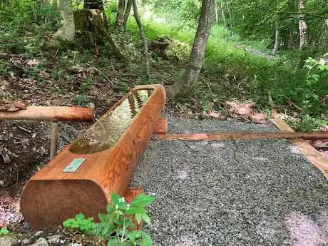 Quellwasser Brunnen