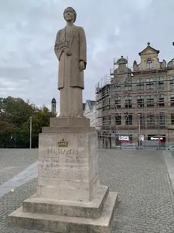 Photo de Elisabeth Statue By René Cliquet 1980