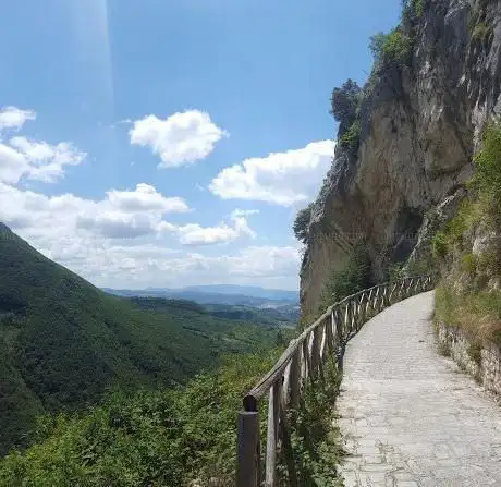 Photo de Vallone delle Tre Grotte