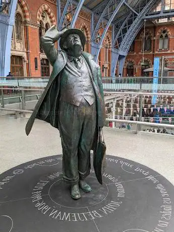 Photo de Statue of Sir John Betjeman