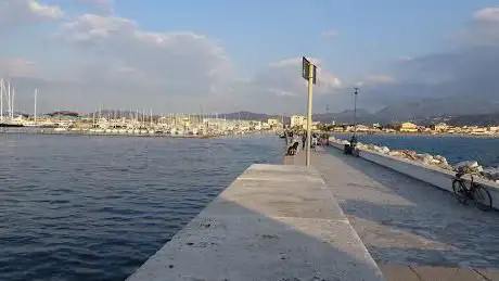 Photo de Pier Of Viareggio Red Lighthouse