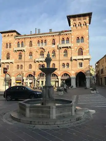 Photo de Fontana di piazza san Vito