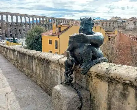 Photo de Statue of the Devil
