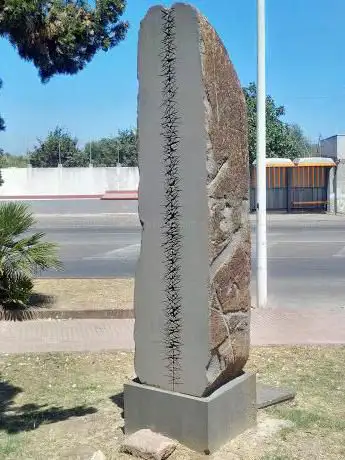 Monumento e lapide di Pinuccio Sciola alle vittime della Strada 131