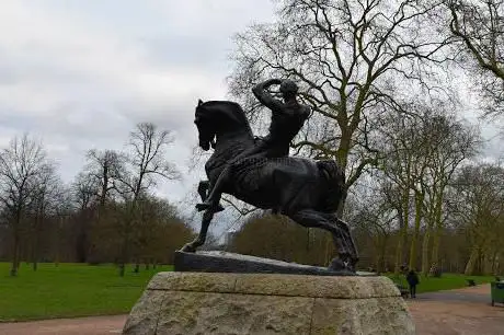 Photo de Physical Energy Statue