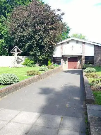 Photo de Catholic Church of the Holy Family Sanderstead