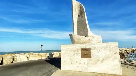 Photo de Monument to Jonathan Seagull