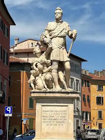Escultura Francisco Carrara