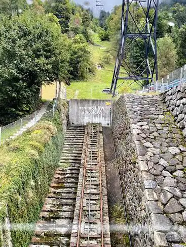 Photo de GRUTSCHALP CABLE CAR DEPARTURE POINT.