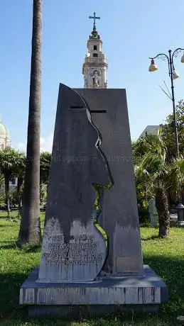 Monumento ai Caduti di tutte le guerre .