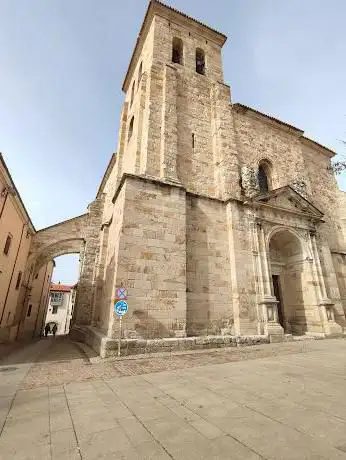 Photo de Church of San Pedro y San Ildefonso