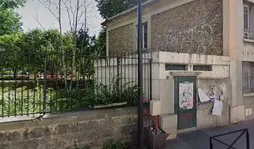 Mère aimante protegeant son boutdechoux