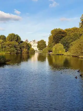 Photo de St James's Park - The Blue Bridge
