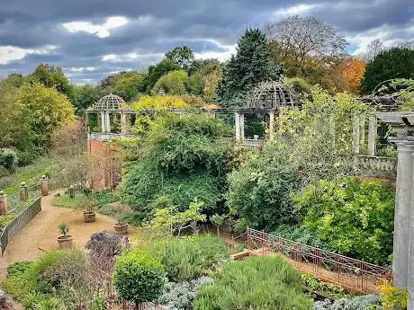 Photo de The Hill Garden and Pergola